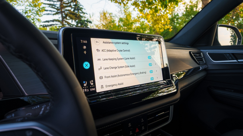Affichage du tableau de bord Volkswagen IQ.DRIVE montrant les paramètres de sécurité du régulateur de vitesse adaptatif, de l’assistant de voie et de la surveillance des angles morts.
