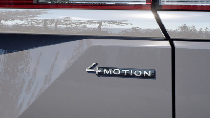 Insigne Volkswagen 4MOTION à traction intégrale sur l’arrière d’un véhicule argenté, mettant en avant une traction et un contrôle supérieurs pour les routes canadiennes.