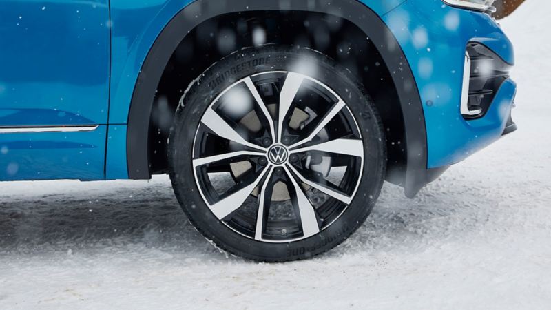 A close up photo of the wheel of the 2024 Volkswagen Cross Sport