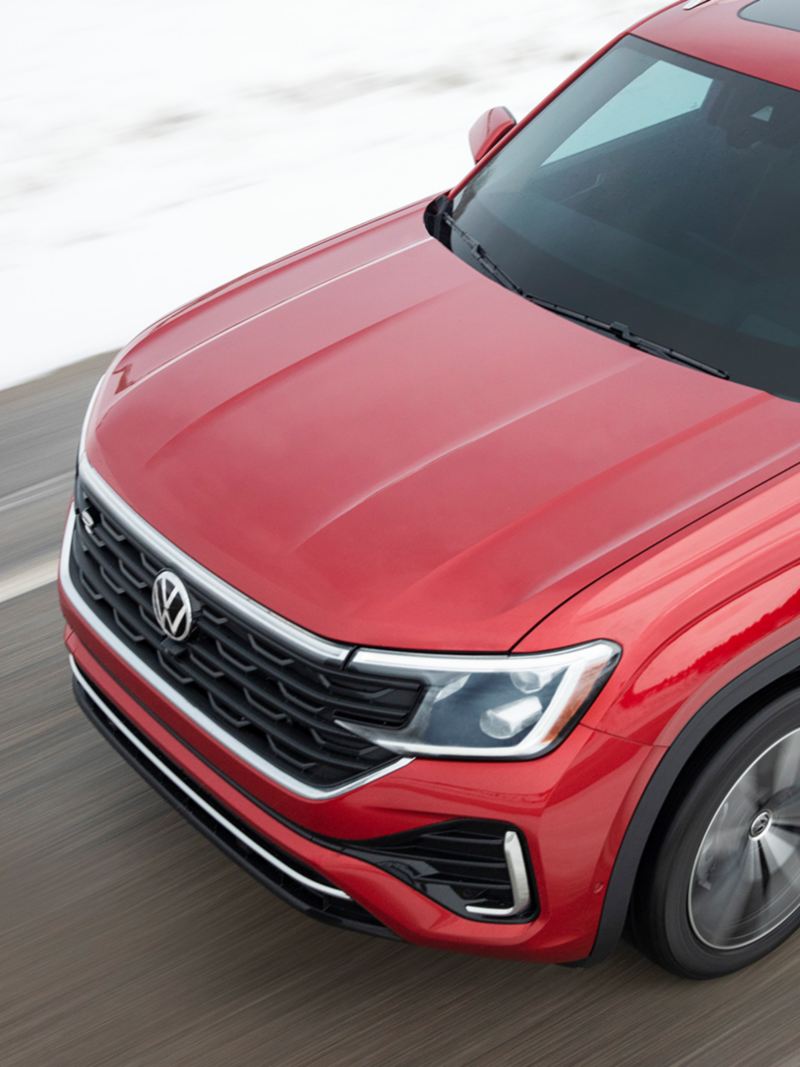 Le Volkswagen Atlas 2024 rouge circulant sur l’autoroute en hiver