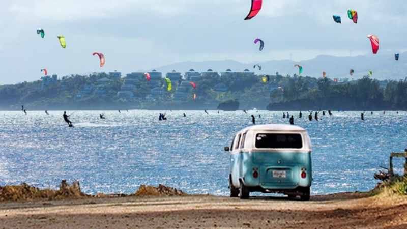 Combi Volkswagen - Auto clásico estacionado cerca de playa