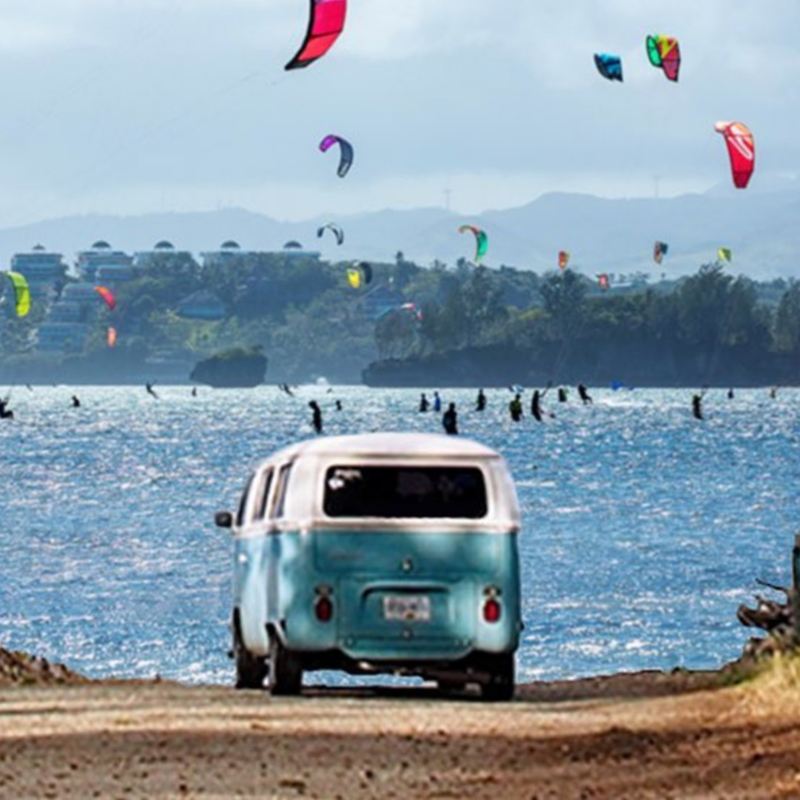 Combi Volkswagen - Auto clásico estacionado cerca de playa