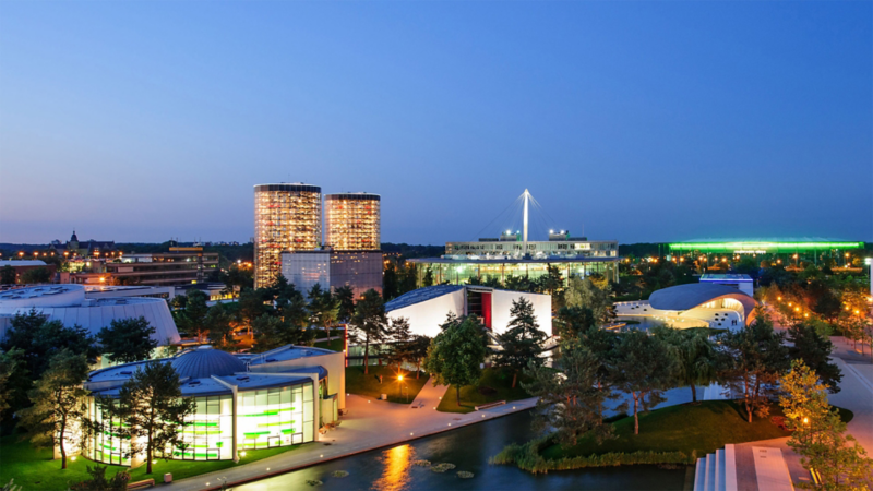 Blick auf die Autostadt Wolfsburg bei Nacht