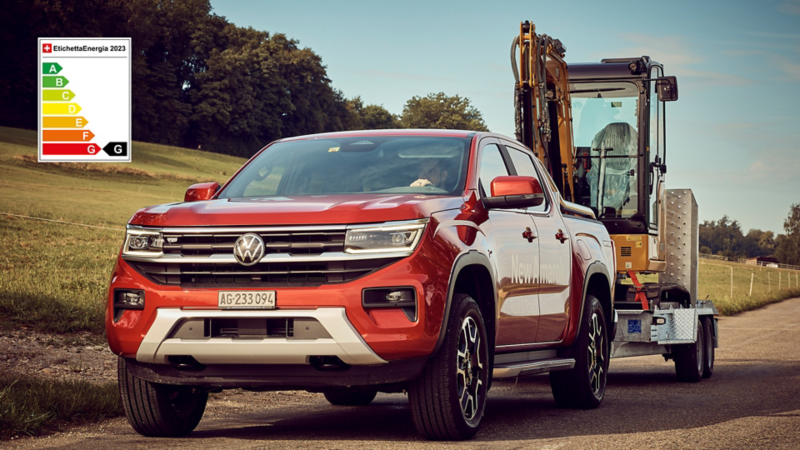 Il VW Amarok con rimorchio su una strada forestale