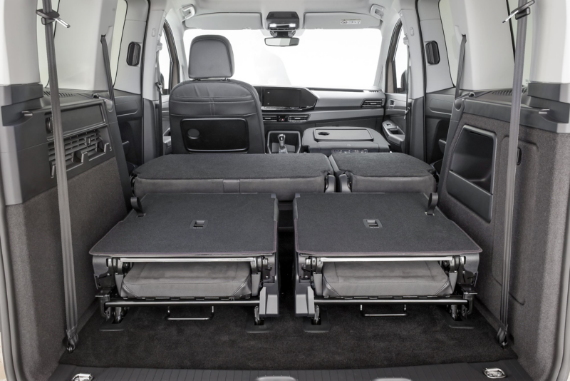Bagażnik Volkswagena Caddy ze złożonymi siedzeniami.