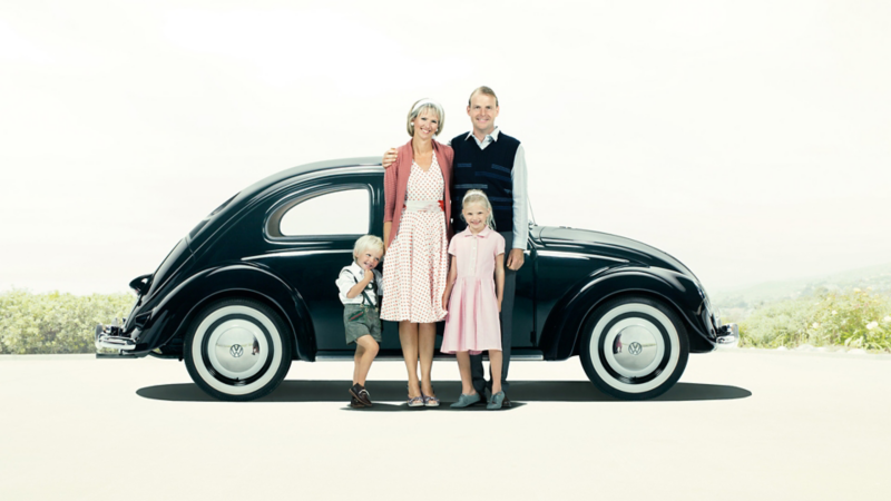 Familj framför en folkvagn 