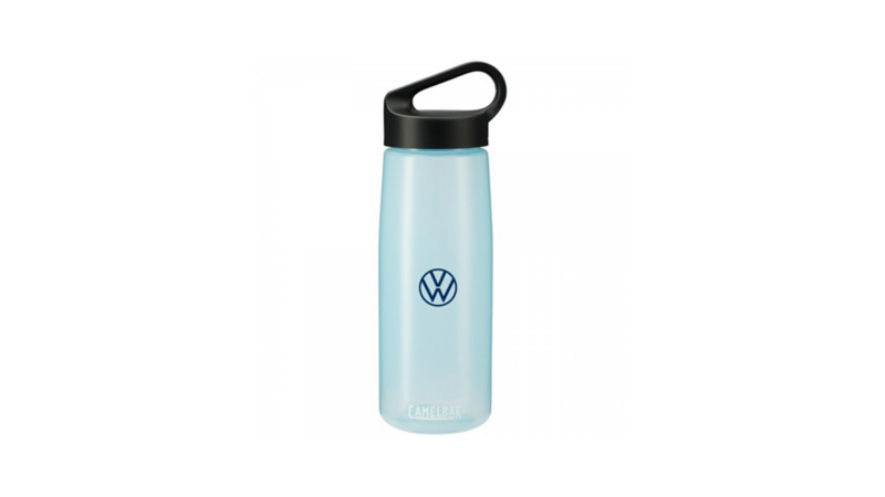 Une bouteille bleue avec le logo Volkswagen.