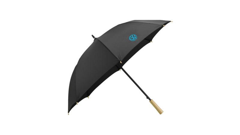 Un parapluie noir avec le logo Volkswagen bleu