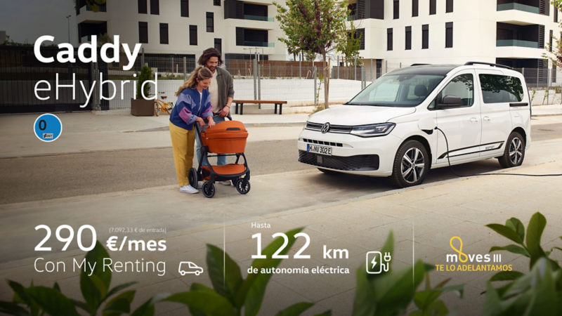 Vista lateral y medio frontal del nuevo Caddy eHybrid blanco junto a una pareja con un carrito de bebé
