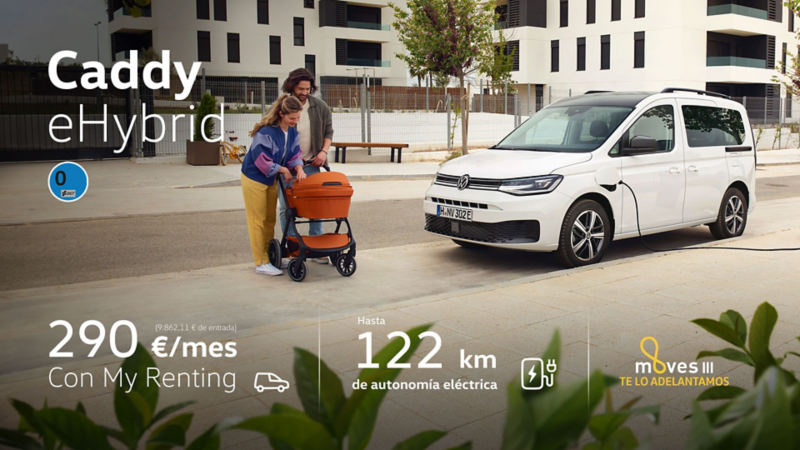 Vista lateral y medio frontal del nuevo Caddy eHybrid blanco junto a una pareja con un carrito de bebé
