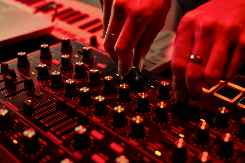 Bearcubs mixes his song by turning the knobs on his sampler.