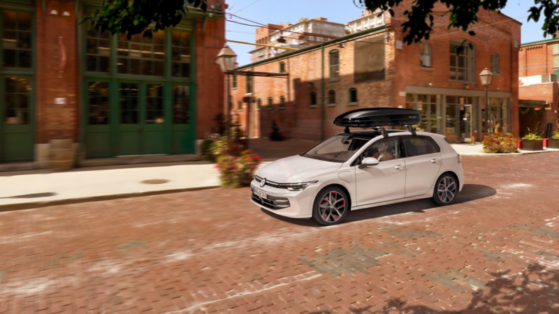Ένα VW Golf με μπαγκαζιέρα οροφής από τα Αξεσουάρ VW, στον δρόμο.
