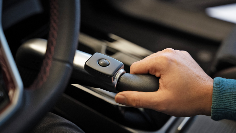Ansicht einer Hand an Bedienhilfen eines Fahrzeugs für Menschen mit Behinderung