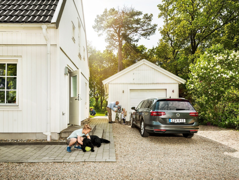 Hemmaladdning utanför garage