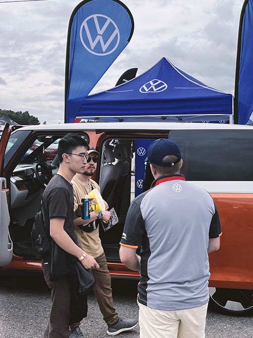 Des personnes participant au festival regardent l’ID. Buzz de Volkswagen
