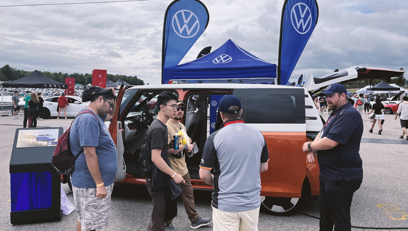 Des personnes participant au festival regardent l’ID. Buzz de Volkswagen