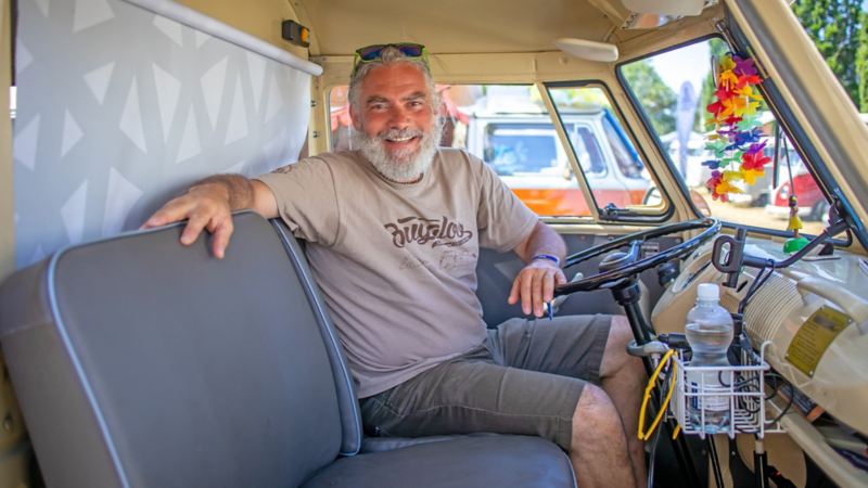 Ralph Knobelspiess siede al volante del suo furgone ambulanza
