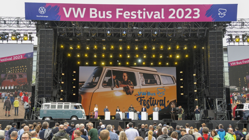 Grande palco con relatori al VW Bulli Festival