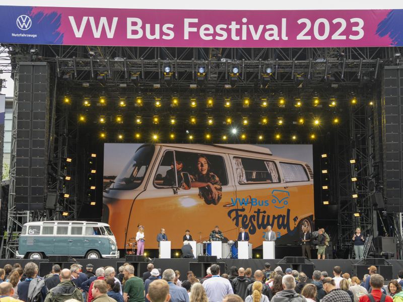 Grosse Bühne mit Sprechern am VW Bulli-Festival