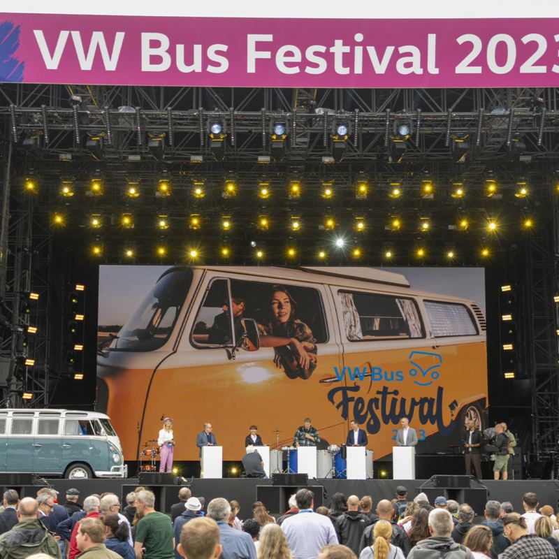 Grosse Bühne mit Sprechern am VW Bulli-Festival