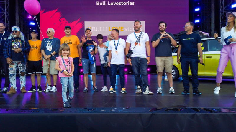 Diverse persone in piedi sul palco del Festival Bulli