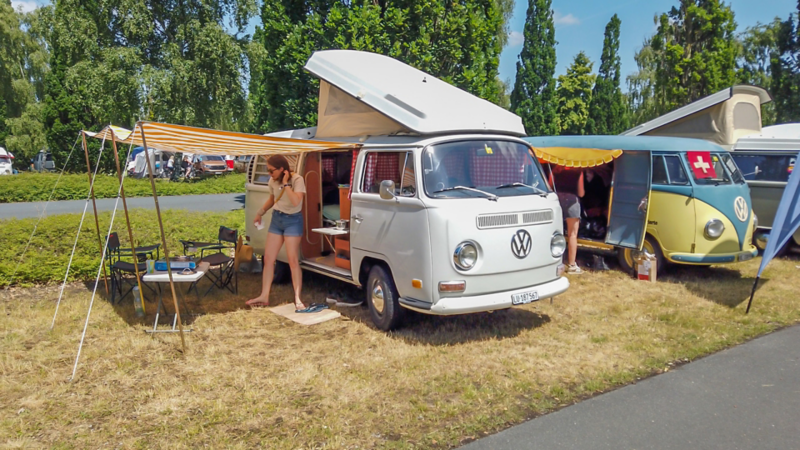 La moglie di Marco Bucheli davanti alla sua Westfalia T2A del 1971.