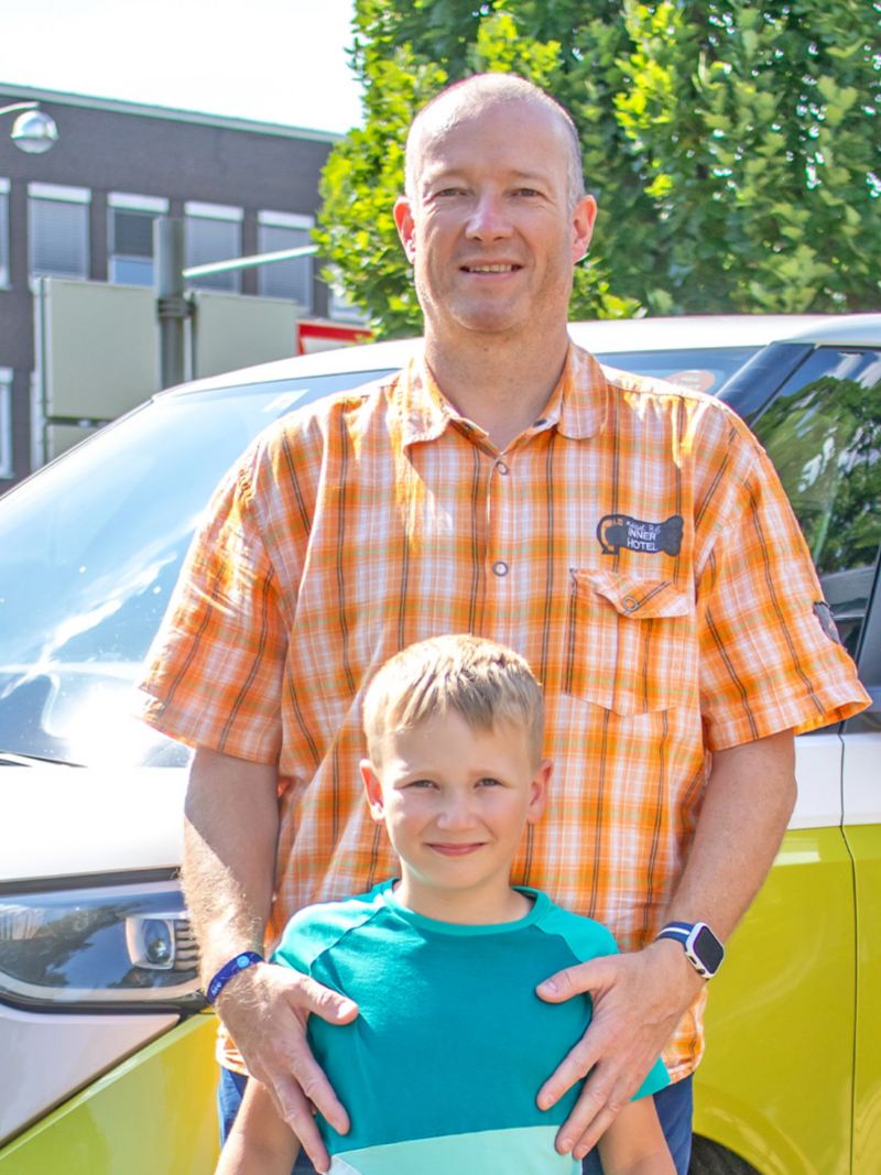 Roman Vetter et son fils devant un ID.Buzz