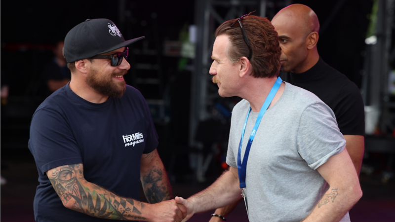 Larry Cavalli stringe la mano a Ewan McGregor