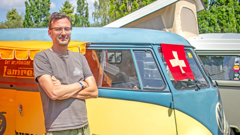 Un uomo in piedi davanti alla sua VW Bulli