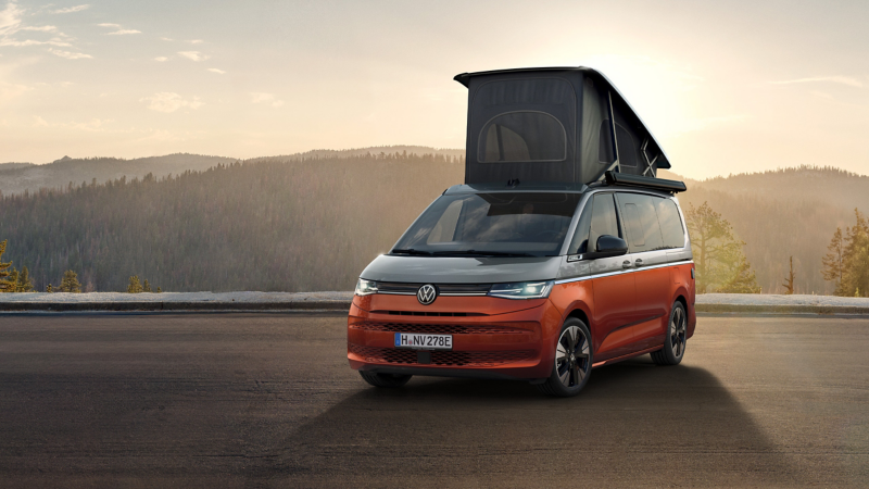 VW California ENERGY mit aufgestelltem Dachzelt vor einem Sonnenaufgang über den Bergen.
