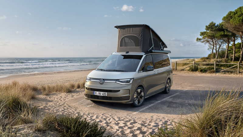 En ny California campingbil sstår parkerad vid stranden