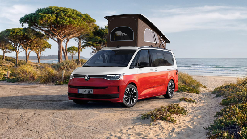 Nueva Volkswagen California blanca y roja en la playa