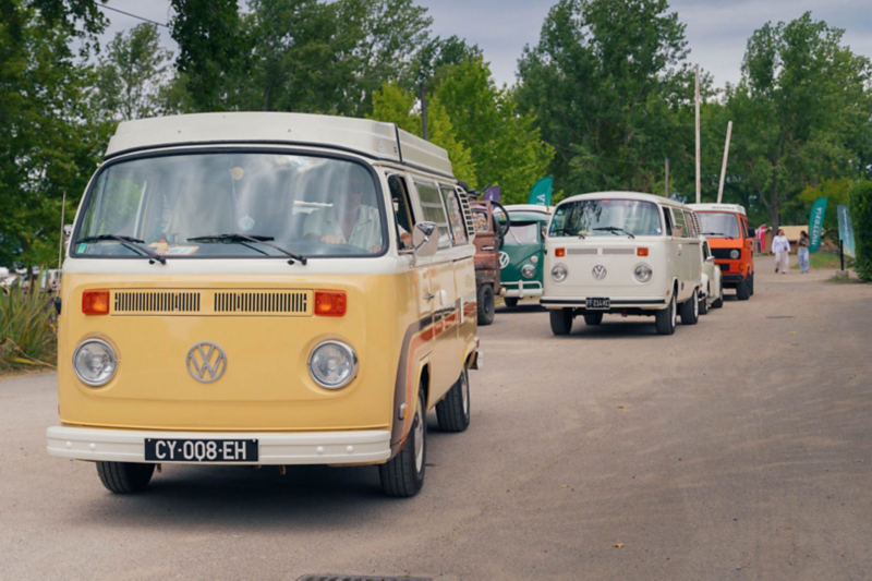 des vans camping-car T2 au California village du california festival vw volkswagen 2025