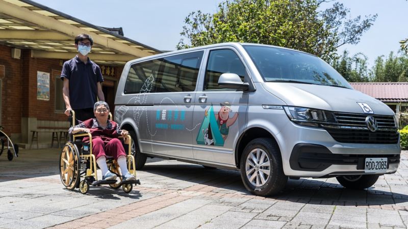 輪椅旅客於福祉車旁的情境照片