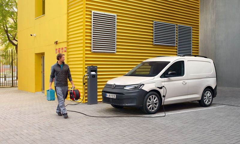 VW Caddy Cargo skåpbil som laddhybrid laddar vid laddstation