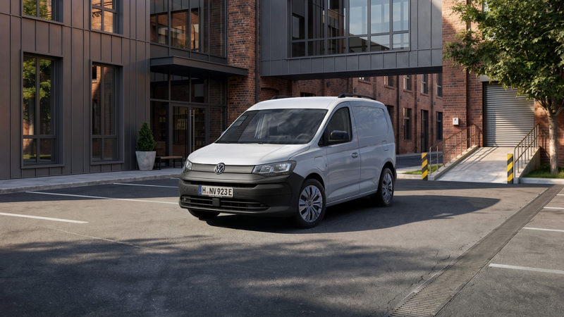 En vit skåpbil av modellen VW Caddy Cargo står parkerad