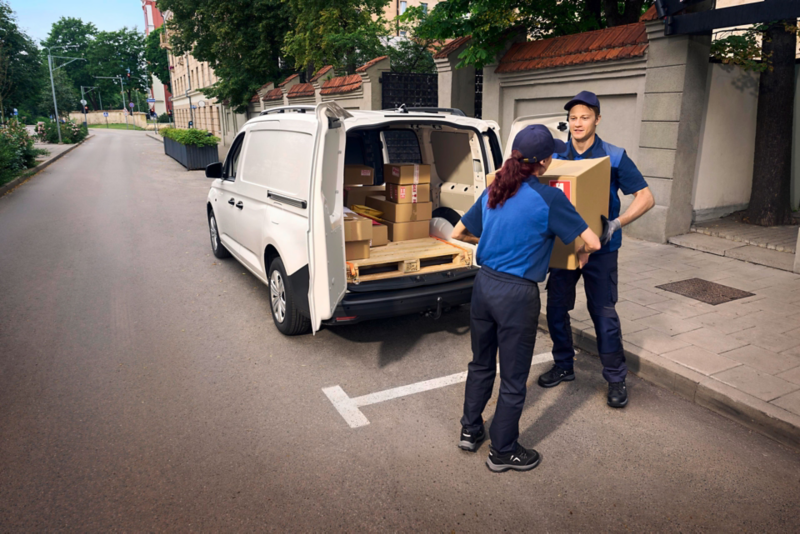 Caddy Cargo gris con la puerta trasera abierta aparcada sin personas