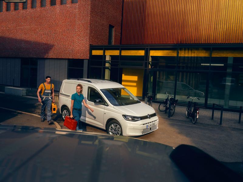 Volkswagen Caddy 5 and workers