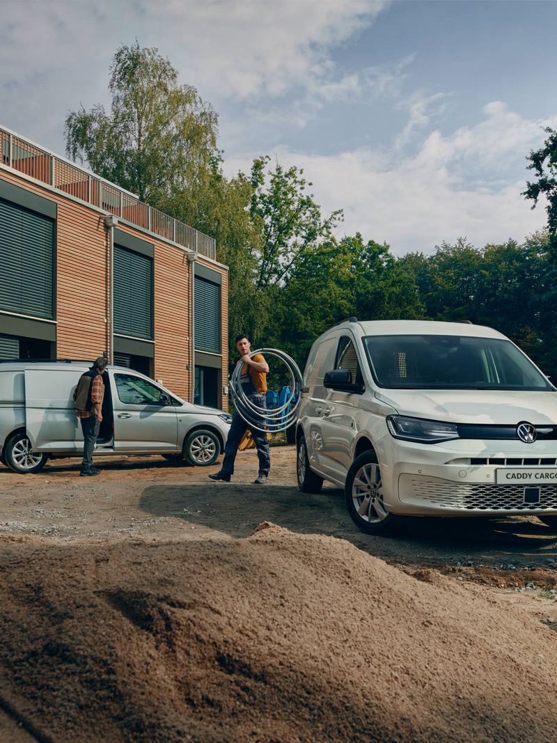 Nowy Volkswagen Caddy Cargo w użyciu na placu budowy.