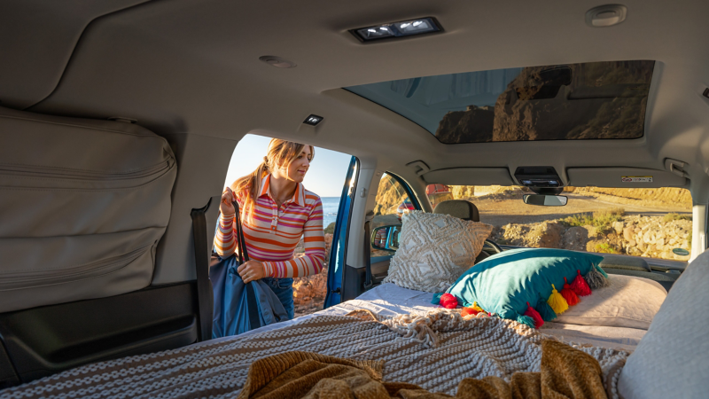 Das ausklappbare Bett im Caddy California.