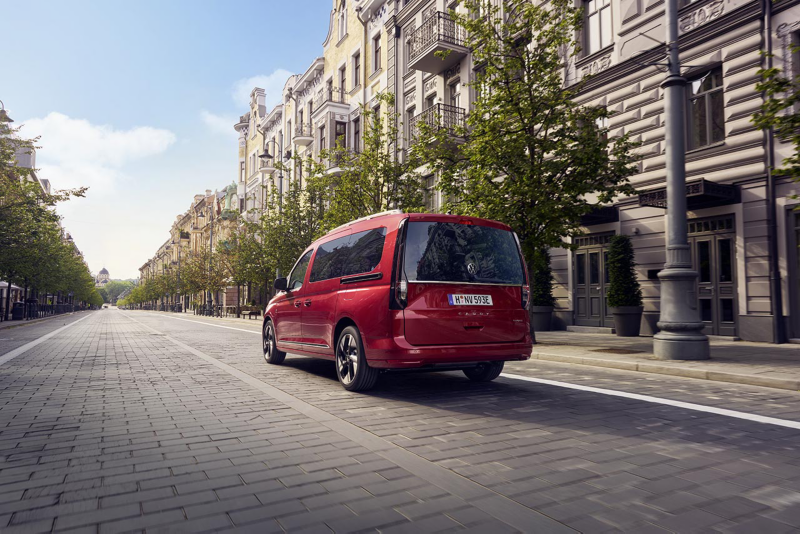 Volkswagen Caddy roja por detrás en carretera