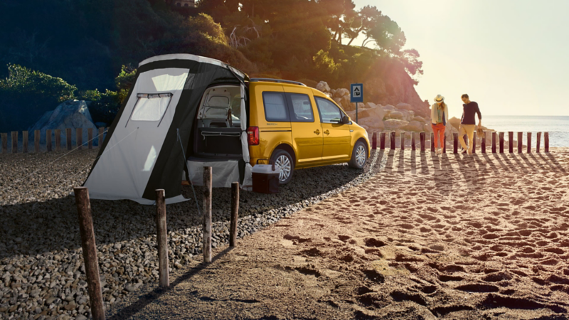 Le Caddy Beach se gare sur une plage, l'auvent, disponible en option, est montée sur le hayon.