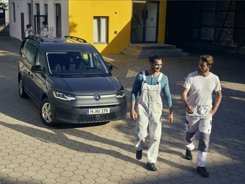 Två målare lämnar en VW Caddy fotograferad framifrån