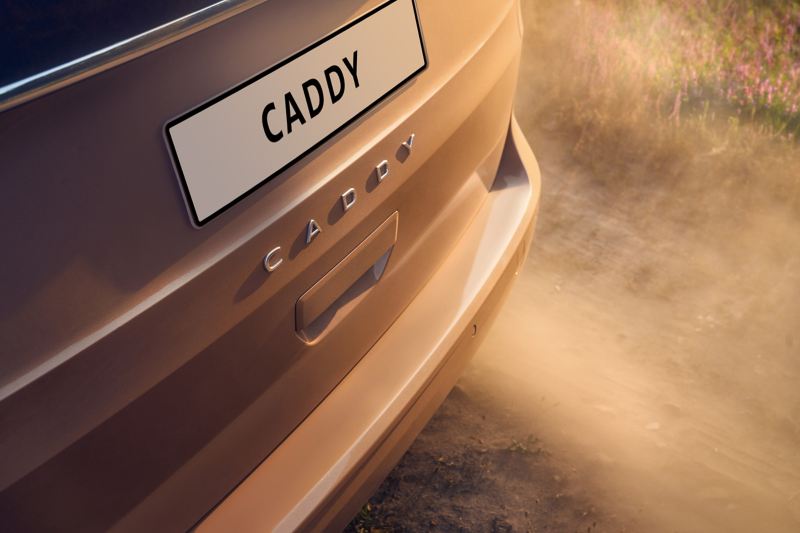 Zbliżenie na logo Caddy na tylnej klapie Caddy.