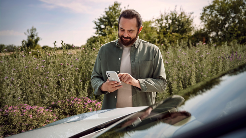 Kabinen i en VW ID.5, smartphonen er koblet til VW elbilen