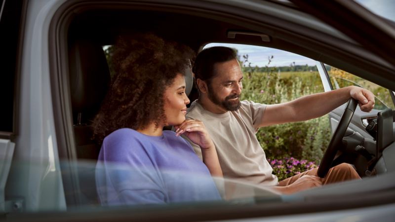 Un couple est assis dans sa Volkswagen et regarde l’écran