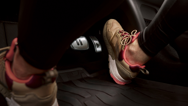 Person operating the accelerator pedal in the ID.3.
