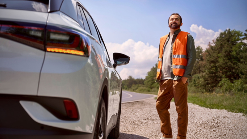 Mann mit Sicherheitsweste steht neben seinem geparkten ID.4.