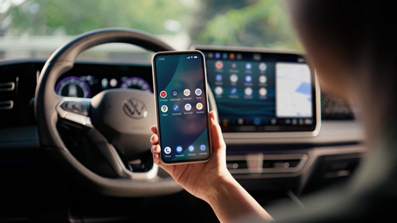 L'intérieur d'une VW, le smartphone est connecté à la voiture VW