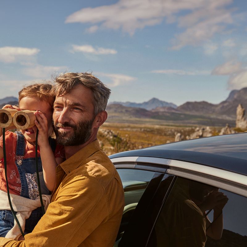 Un père et son enfant regardent à l’horizon